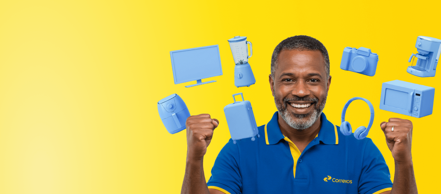 Funcionário dos Correios sorridente com uniforme azul e amarelo, com fundo amarelo e ilustrações de produtos eletrônicos e domésticos em azul flutuando ao redor, como fone de ouvido, câmera, televisão e liquidificador.